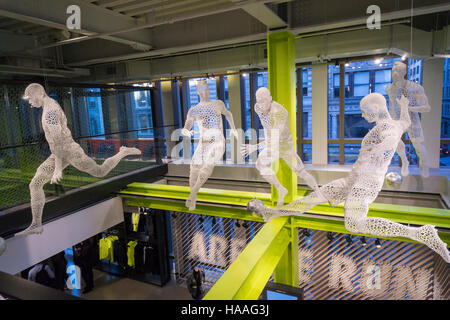 3-d-Display im neuen Nike-Flagship-Store am Eröffnungstag in Soho in New York auf gedruckt Freitag, 18. November 2016. Nike ist der größte globale Sportschuh und Kleidung Maker. (© Richard B. Levine) Stockfoto