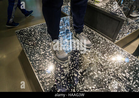 Schuhe-Anzeige im neuen Nike-Flagship-Store am Eröffnungstag in Soho in New York auf Freitag, 18. November 2016. Nike ist der größte globale Sportschuh und Kleidung Maker. (© Richard B. Levine) Stockfoto