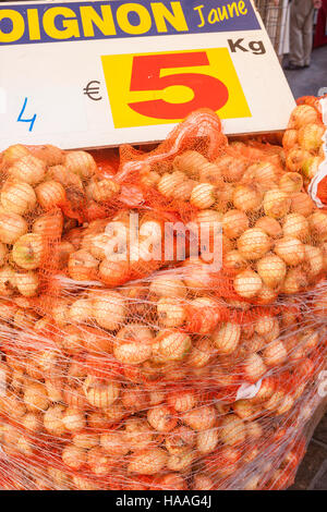 Zwiebeln zum Verkauf an einen französischen Markt. Stockfoto