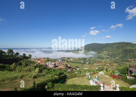 Nebel am Morgen mit Berg Khao Kho, Phetchabun, Thailand Stockfoto