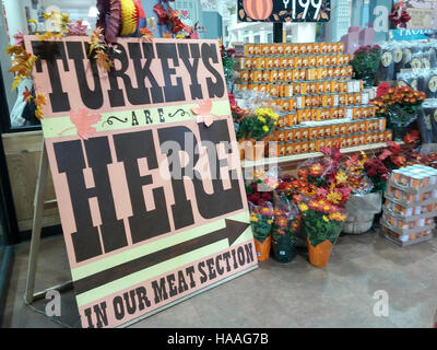 Ein Schild kündigt an, dass Trader Joes Hausmarke Puten auf Sonntag, 20. November 2016 in einem Trader Joes Supermarkt in New York angekommen sind.  (© Richard B. Levine) Stockfoto