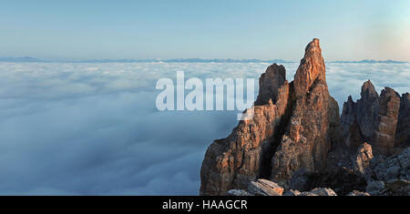 Den Latemar Dolomiten Türme. Flut von Wolken in der Morgendämmerung. Die Dolomiten des Trentino. Italienische Alpen. Eindrucksvolle Berglandschaft. Europa. Stockfoto