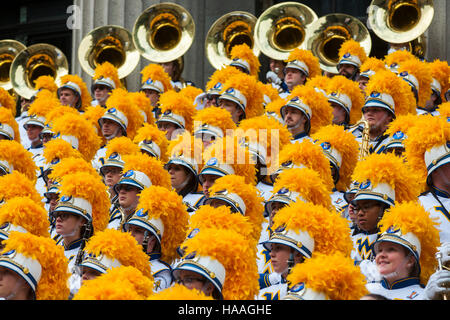 Mitglieder der West Virginia University Bergsteiger Marching Band Pose für ein Gruppenfoto nach der Durchführung in die Macy's Thanksgiving Day Parade in New York auf Donnerstag, 24. November 2016. (© Richard B. Levine) Stockfoto