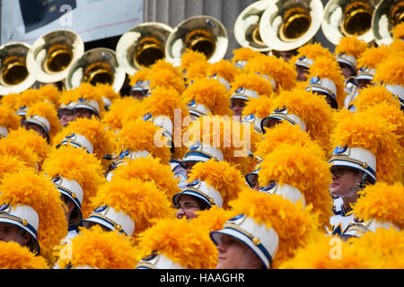 Mitglieder der West Virginia University Bergsteiger Marching Band Pose für ein Gruppenfoto nach der Durchführung in die Macy's Thanksgiving Day Parade in New York auf Donnerstag, 24. November 2016. (© Richard B. Levine) Stockfoto