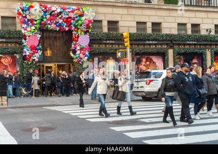 Massen der Käufer vor der Feiertagsdekorationen Saks Fifth Avenue in Midtown Manhattan in New York auf Sonntag, 27. November 2016. Der National Retail Federation berichtete, dass 43,8 % der Verbraucher während der vier-Tage-Wochenende online eingekauft.  (© Richard B. Levine) Stockfoto