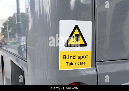 "Blinden Fleck" Warnschild auf Rückseite des öffentliches Verkehrsmittel London Stockfoto