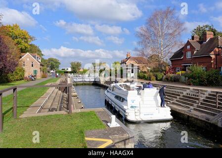 Old Windsor Lock auf der Themse UK Stockfoto