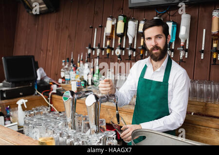 Barkeeper Bier aus bar Pumpe füllen Stockfoto