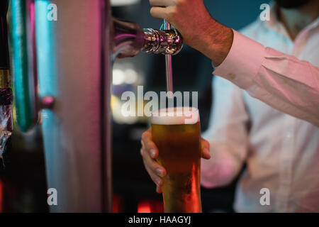 Barkeeper Bier aus bar Pumpe füllen Stockfoto