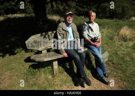 Surrey England Box Hill Zwei Männer Sitzen Auf Der Bank Unter Dem Baum Stockfoto