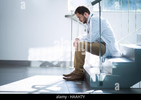 Traurig Arzt sitzt auf der Treppe Stockfoto