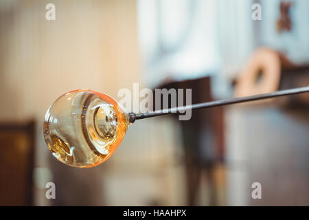 Nahaufnahme eines geschmolzenen Glases auf Blasrohr Stockfoto