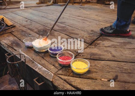 Glasbläser, ein Stück heißen geschmolzenen Glas Farbglas zuweisen Stockfoto