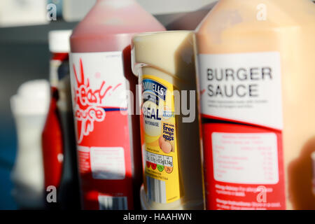 Eine Reihe von Flaschen von Saucen und Gewürze für Fast food Stockfoto