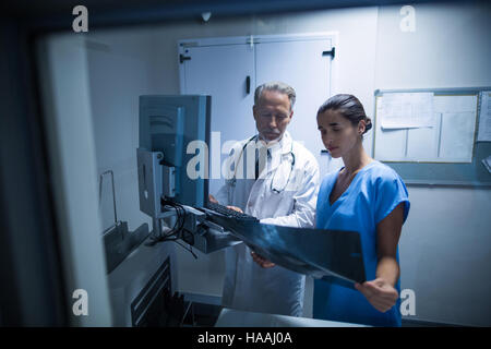 Arzt und Krankenschwester Untersuchung eine Röntgenaufnahme Stockfoto