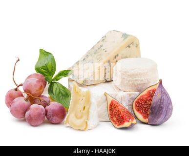 Weichkäse mit Trauben und Feigen, isoliert auf weiss Stockfoto