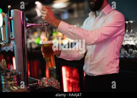 Barkeeper Bier aus bar Pumpe füllen Stockfoto