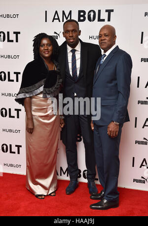 Jennifer Bolt, Usain Bolt und Wellesley-Bolzen, die Teilnahme an der "Ich bin Bolt" Weltpremiere am Odeon Leicester Square, London. Stockfoto