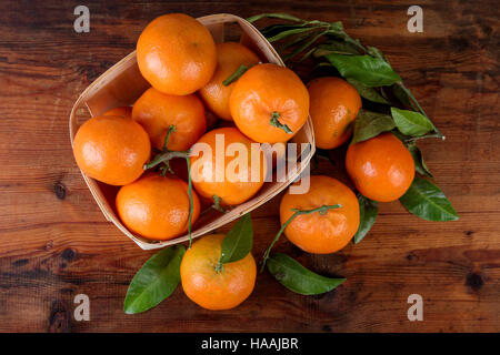 Mandarinen-Mandarinen auf hölzernen Tischplatte anzeigen Stockfoto
