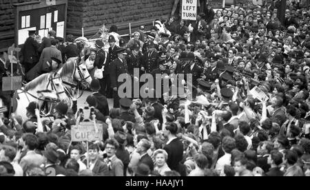 Polizisten Kontrolle Massen von Menschen jubeln die 1960 FA cup Gewinner Wolverhampton Wanderers bei ihrer Rückkehr im Triumph durch die Straßen von Wolverhampton Stockfoto