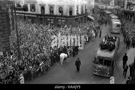 Massen von Menschen jubeln die 1960 FA cup Gewinner Wolverhampton Wanderers bei ihrer Rückkehr im Triumph durch die Straßen von Wolverhampton Stockfoto