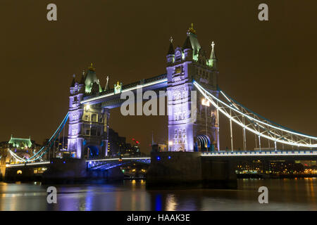 Tower Bridge bei Nacht von der South Bank, London, England, UK
