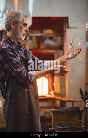 Glasbläser Prüfung Glaswaren Stockfoto