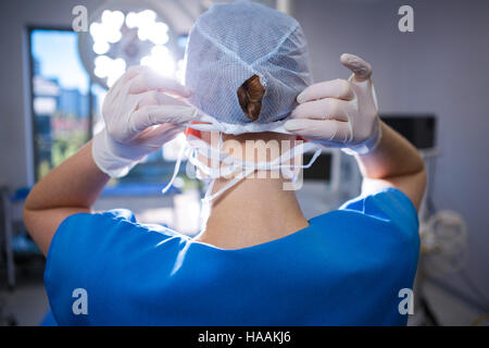 Rückansicht des Krankenschwester mit OP Mütze im Betrieb theater Stockfoto
