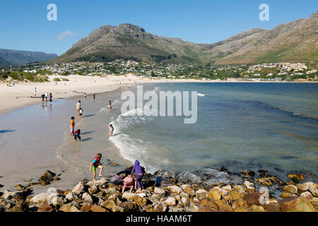 Menschen vor Ort auf Hout Bay Beach, Kapstadt, Südafrika Stockfoto