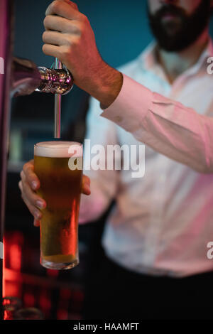 Barkeeper Bier aus bar Pumpe füllen Stockfoto