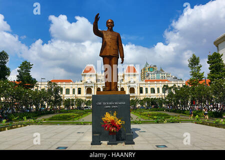 Statue von Ho Chi Minh vor Saigon Peoples Committee Gebäude, Ho-Chi-Minh-Stadt (Saigon), Vietnam Stockfoto