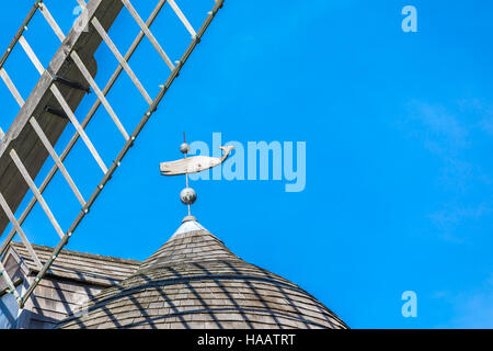 Detail einer Wind-Mühle mit Wal Wetterfahne Stockfoto