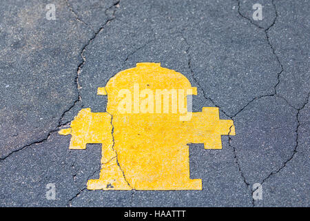 Hydranten-Hersteller lackiert auf eine Asphalt-Straße Stockfoto