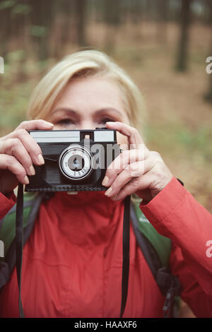 Erwachsene Frau fotografieren im freien Stockfoto