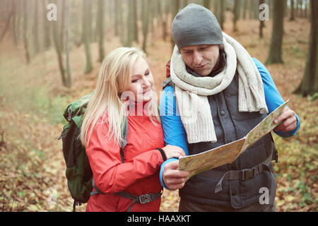 Überprüfung der richtige Weg auf der Karte Stockfoto