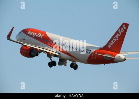 EasyJet, Airbus A320, G-EZPE fährt London Stansted Flughafen, Essex Stockfoto