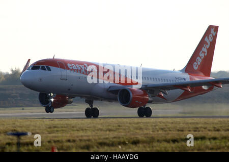 EasyJet, Airbus A320, G-EZPE fährt London Stansted Flughafen, Essex Stockfoto