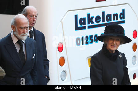 Prinz und Prinzessin Michael von Kent kommen mit der Herzog von Kent (zweiter von links) für eine Trauerfeier um das Leben des sechsten Duke of Westminster am Chester Cathedral, Chester feiern. Stockfoto