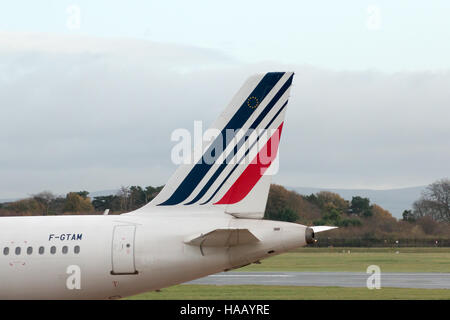 Air France Airbus A321-212 schmalem Rumpf Passagier Flugzeug (F-GTAM) Seitenleitwerk, Manchester International Airport Asphalt. Stockfoto