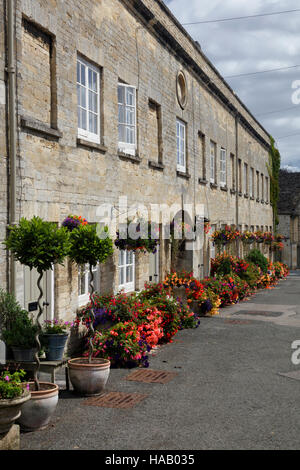 Cecily Hill ist eine Reihe von Cotswold Stein Reihenhäuser in Cirencester berühmt für seine Blüten zeigt jeden Sommer Stockfoto