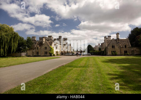 Eintritt in Cirencester Park - Teil des Anwesens Bathurst. In der Ferne sind Cotswold Steinhäuser und Cecily Hill Kaserne Stockfoto