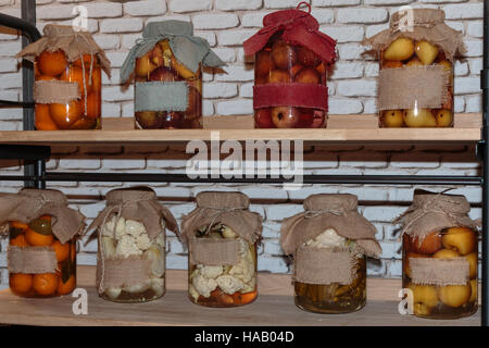 Obst und Gemüse in Öl im Glas können auf Holzregal Stockfoto