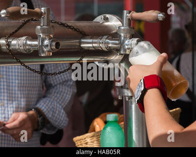 Kellnerin Hand Gießen einen Pint Bier vom Fass Stockfoto