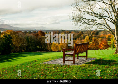 Herbstliche Landschaft und einone Bank mit Panoramablick über Killarney Valley im Killarney National Park, County Kerry, Irland Stockfoto