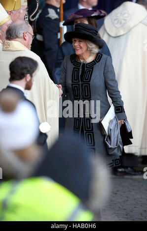 Die Herzogin von Cornwall verlässt nach einem Gedenkgottesdienst um das Leben des sechsten Duke of Westminster am Chester Cathedral, Chester feiern. Stockfoto