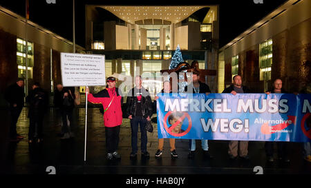 Impressionen - Demonstration Und Protest Gegen Bundeskanzlerin Merkel Und Ihre Fluechtlingspolitik Mit Den Slogans "Merkel Muss Weg" Und "Kanzler Dikt Stockfoto