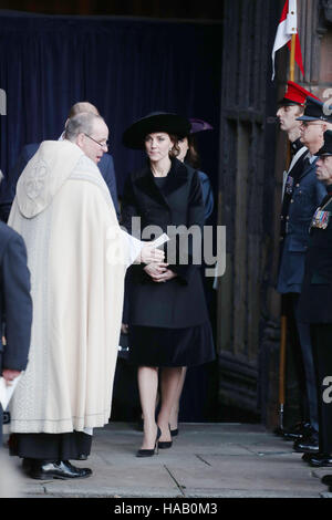 Der Herzog und die Herzogin von Cambridge verlassen nach einer Trauerfeier um das Leben des sechsten Duke of Westminster am Chester Cathedral, Chester feiern. Stockfoto