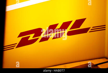 Das Logo der Marke "DHL", Berlin. Stockfoto