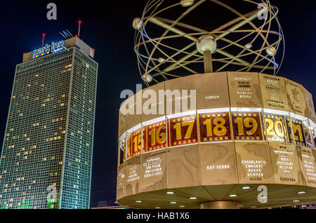 Alexanderplatz und Urania-Weltzeituhr bei Nacht, Berlin Stockfoto