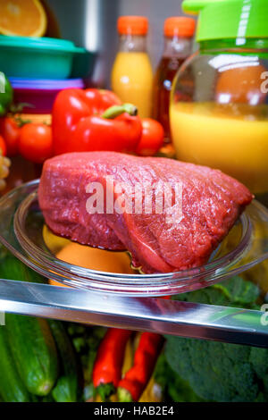 Frisches rohes Fleisch auf einem Regal öffnen Kühlschrank Stockfoto